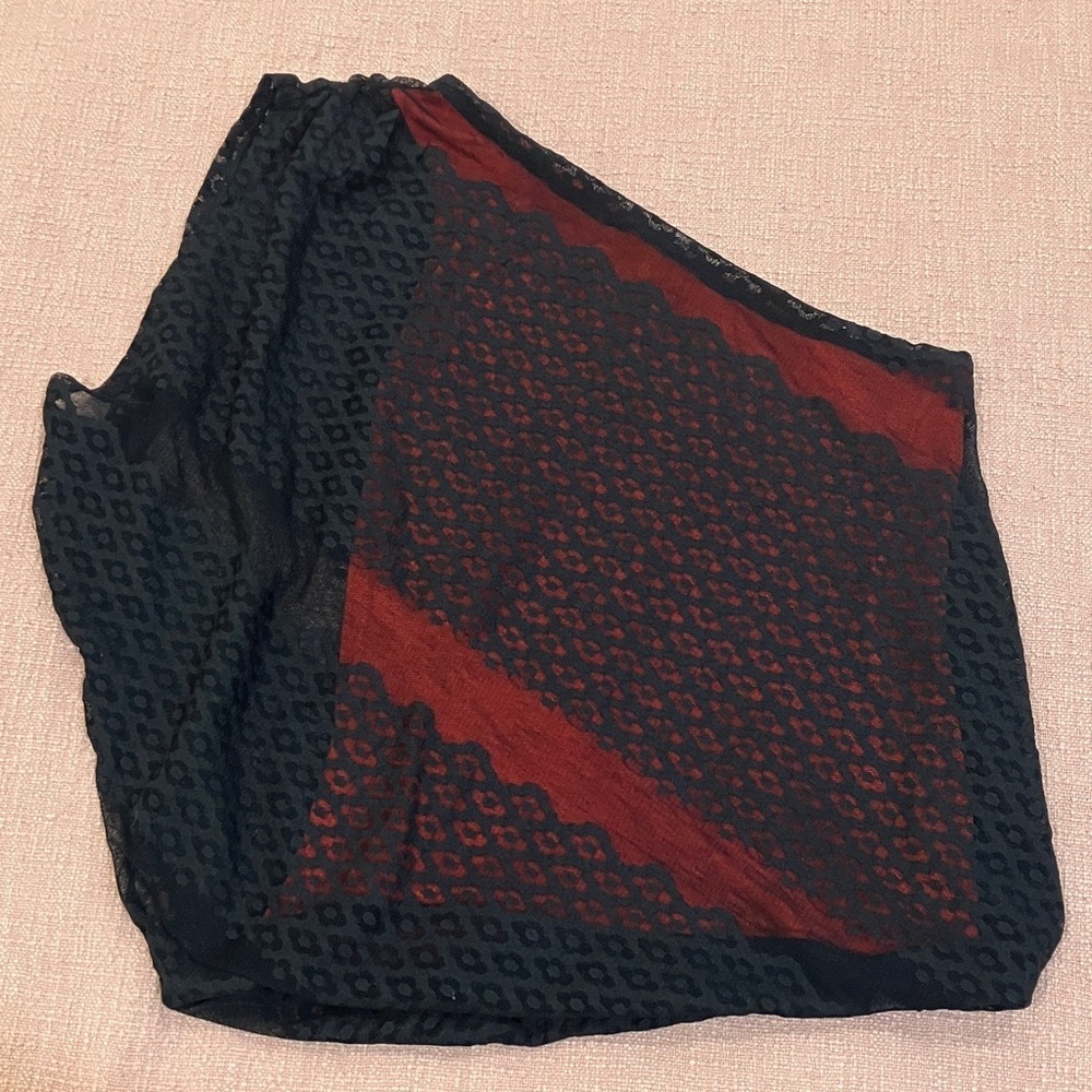 Guess med wm’s Black lace with red lining blouse top